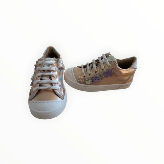 Pierrot Outlet roségouden sneakers voor meisjes met bloemapplicaties, veters en ritssluiting. Comfortabele en stijlvolle kinderschoenen.
