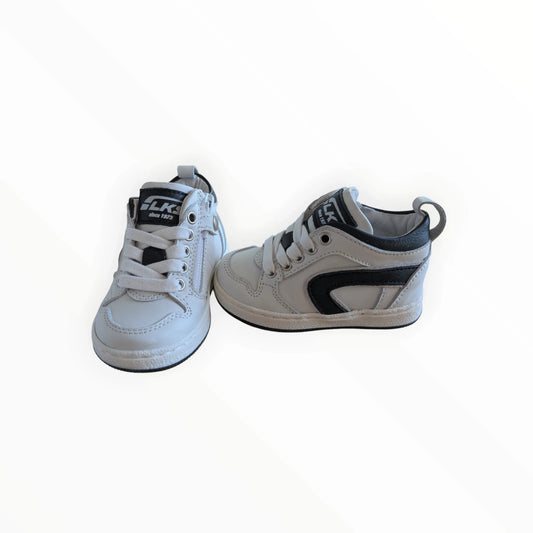 Pierrot Outlet witte kindersneakers van kunstleer met rits en veters, zwarte accenten en rubberen zool.