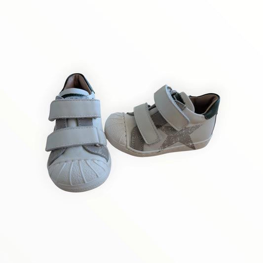 Pierrot Outlet witte leren kindersneakers met dubbele klittenbandsluiting en grijze sterprint.