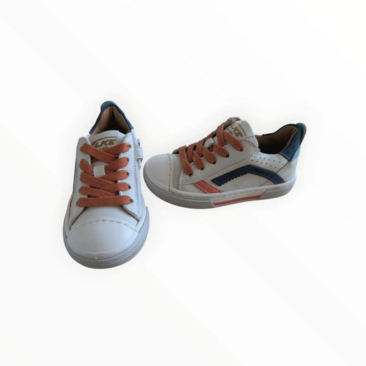Pierrot Outlet witte leren kindersneakers met oranje veters, ritssluiting en blauwe/oranje accenten.
