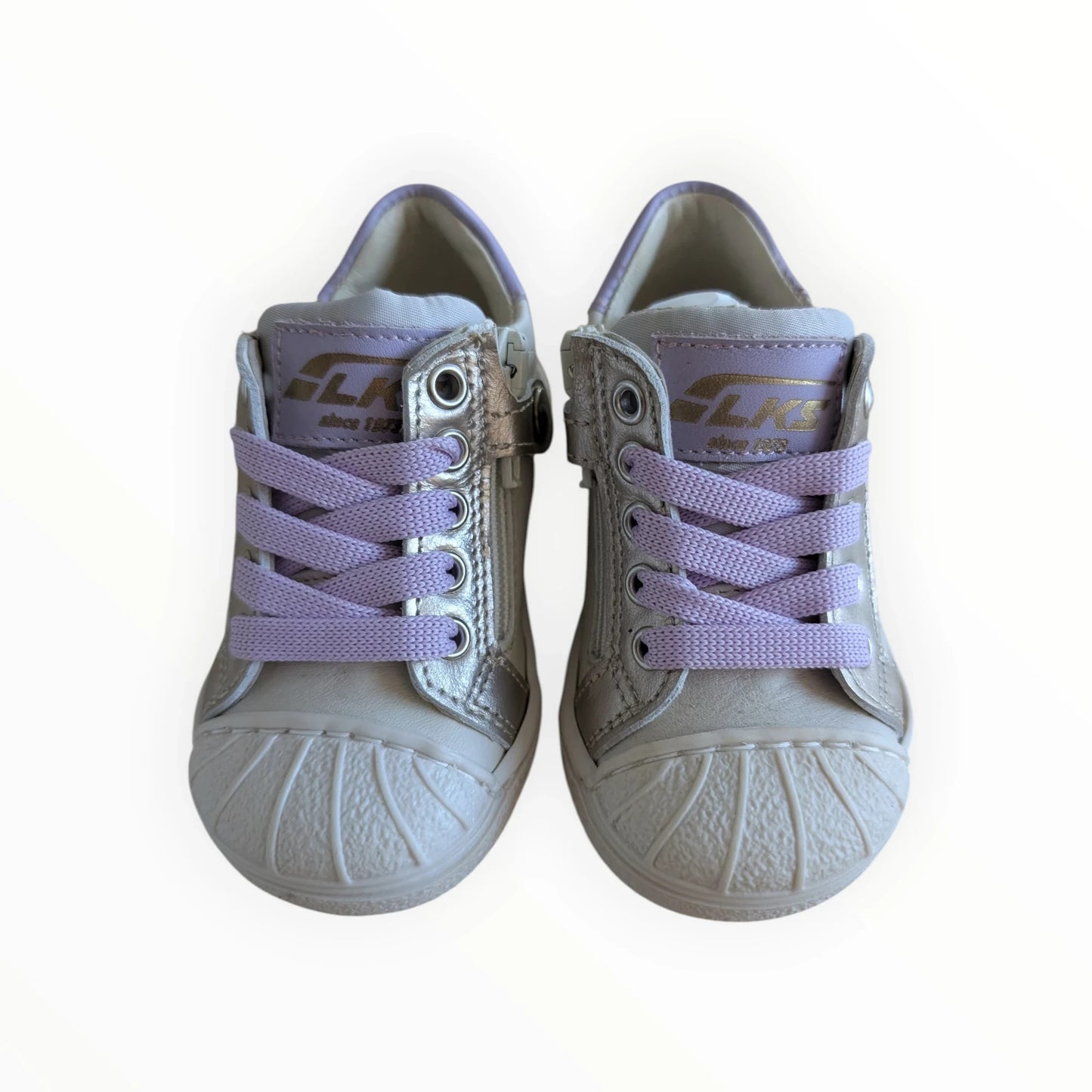 Pierrot Outlet zilverkleurige kindersneakers met lavendel veters, rits en sterprint. Leer en synthetisch.