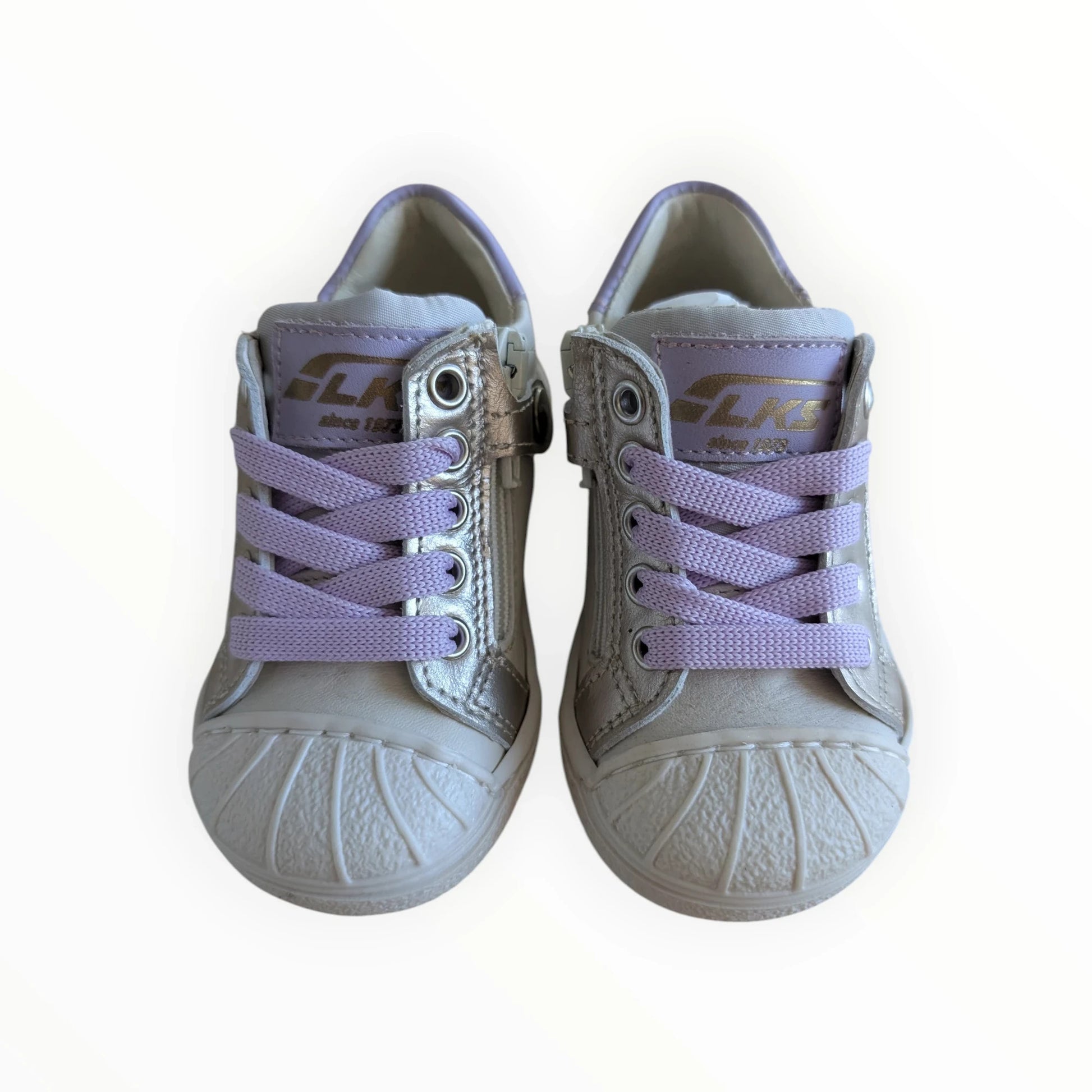 Pierrot Outlet zilverkleurige kindersneakers met lavendel veters, rits en sterprint. Leer en synthetisch.