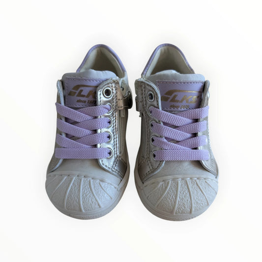 Pierrot Outlet zilverkleurige kindersneakers met lavendel veters, rits en sterprint. Leer en synthetisch.
