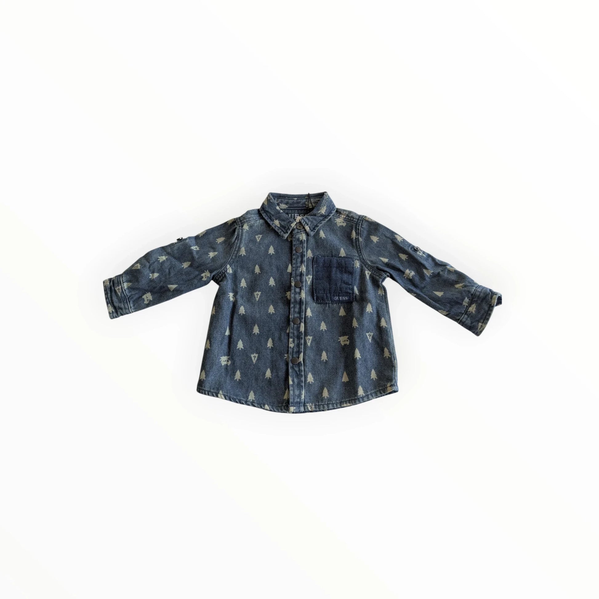 Pierrot Outlet kinder spijkerblouse met boomprint, lange mouwen, kraag, knoopsluiting en borstzak.