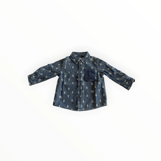 Pierrot Outlet kinder spijkerblouse met boomprint, lange mouwen, kraag, knoopsluiting en borstzak.