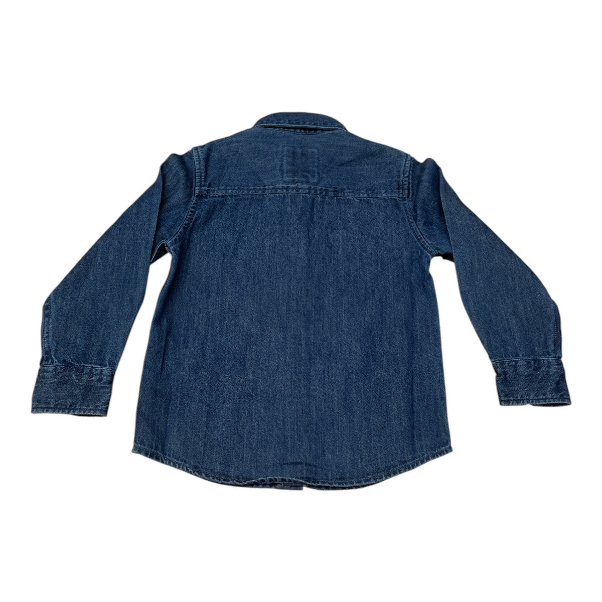 Pierrot Outlet kinder spijkerblouse met lange mouwen in blauwe denim. Klassiek ontwerp met knoopsluiting en kraag.