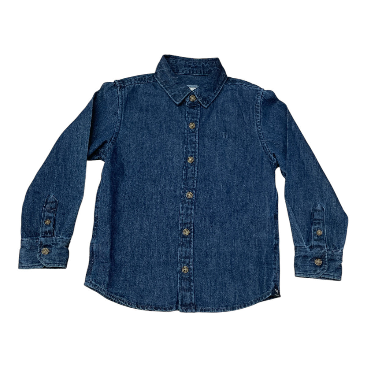 Pierrot Outlet kinder spijkerblouse met knopen, lange mouwen en klassieke kraag in blauwe denim.