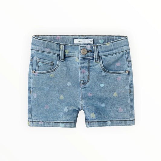 Pierrot Outlet kinder denim shorts met all-over hartjesprint in pastelkleuren. Zacht en comfortabel.