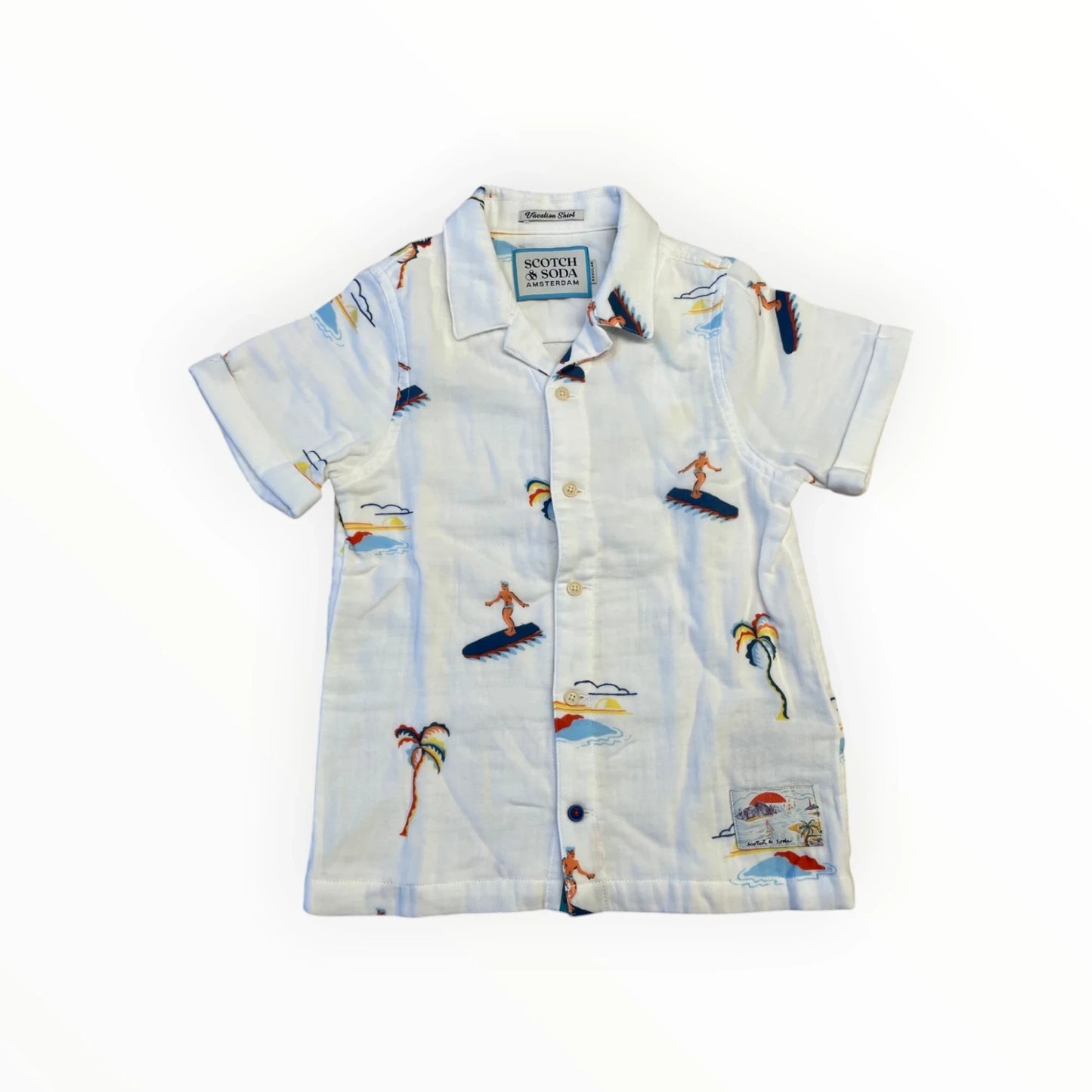Pierrot Outlet wit kinder overhemd met korte mouwen en all-over surfprint. Gemaakt van lichte stof, resortkraag.