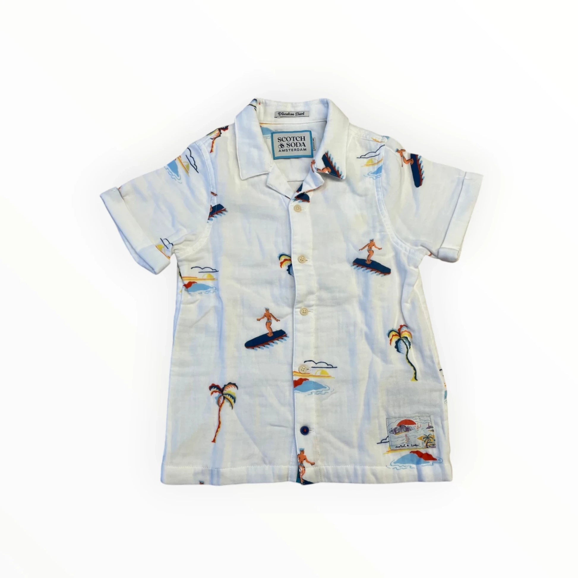 Pierrot Outlet wit kinder overhemd met korte mouwen en all-over surfprint. Gemaakt van lichte stof, resortkraag.