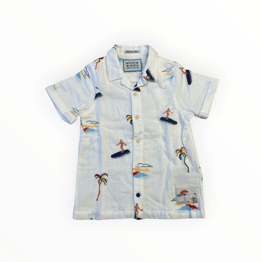 Pierrot Outlet wit kinder overhemd met korte mouwen en all-over surfprint. Gemaakt van lichte stof, resortkraag.