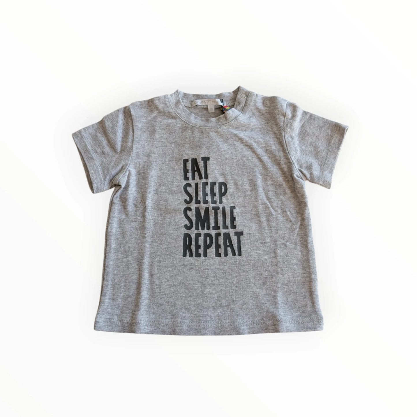 Pierrot Outlet kinder T-shirt van grijs katoen met de tekst 'EAT SLEEP SMILE REPEAT' in zwarte letters.