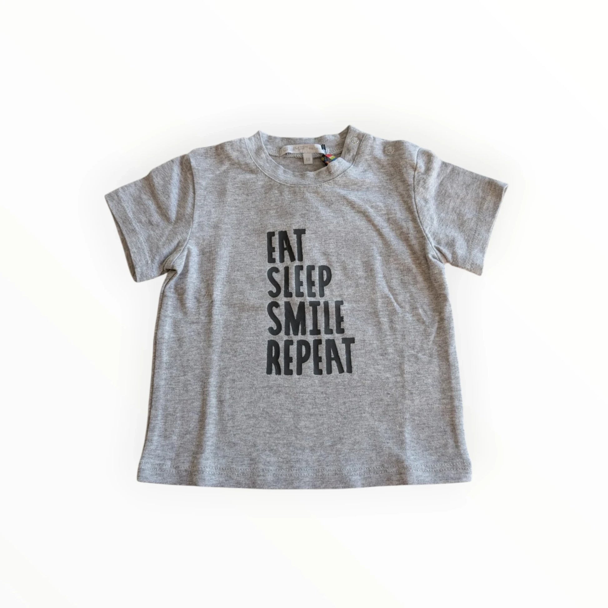 Pierrot Outlet kinder T-shirt van grijs katoen met de tekst 'EAT SLEEP SMILE REPEAT' in zwarte letters.