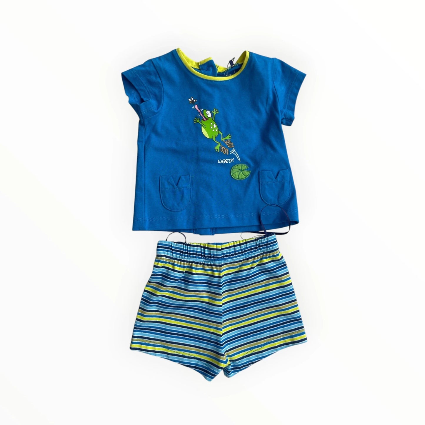 Pierrot Outlet blauw kinder T-shirt met kikkerprint en gestreepte short. Korte mouwen, ronde hals, twee zakjes. Elastische tailleband.