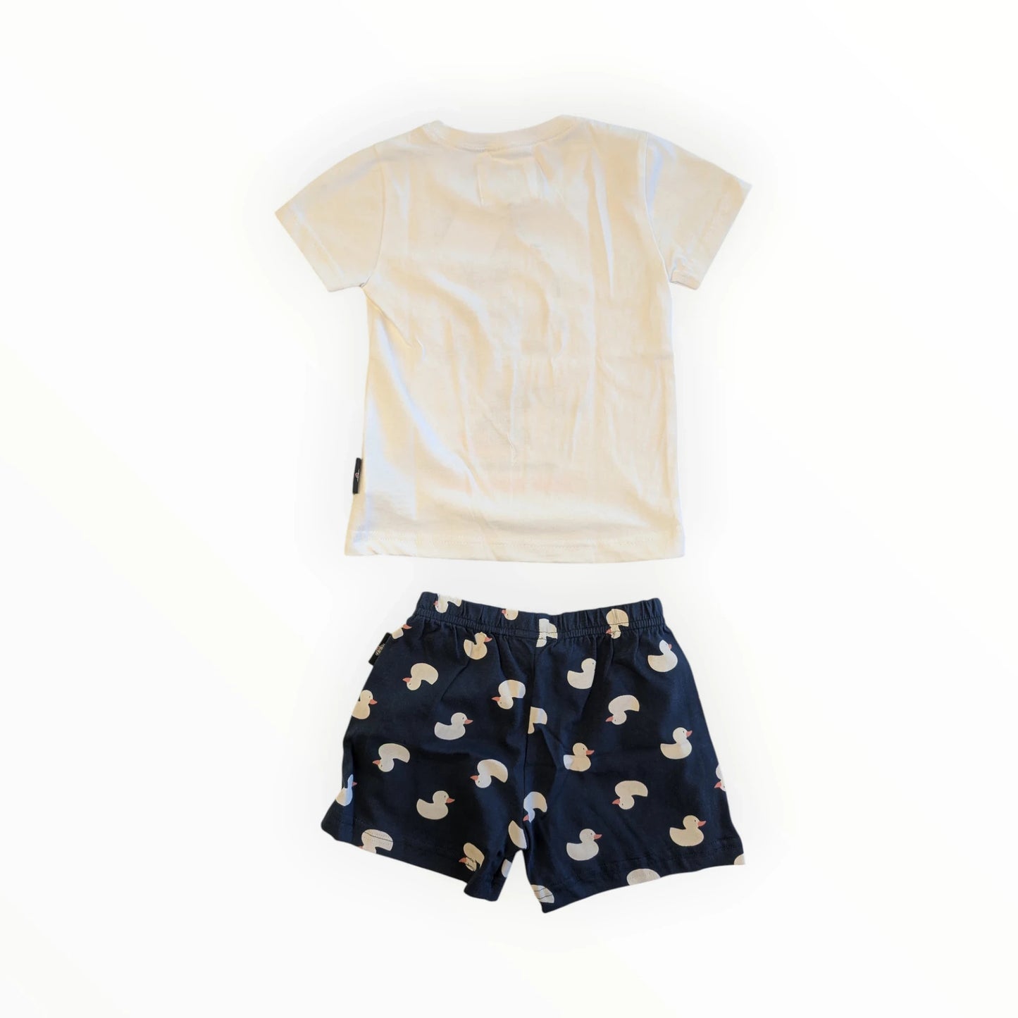 Pierrot Outlet kinder T-shirt en korte broek met eendenprint. Wit katoenen T-shirt met korte mouwen en donkerblauwe shorts met eendenprint.