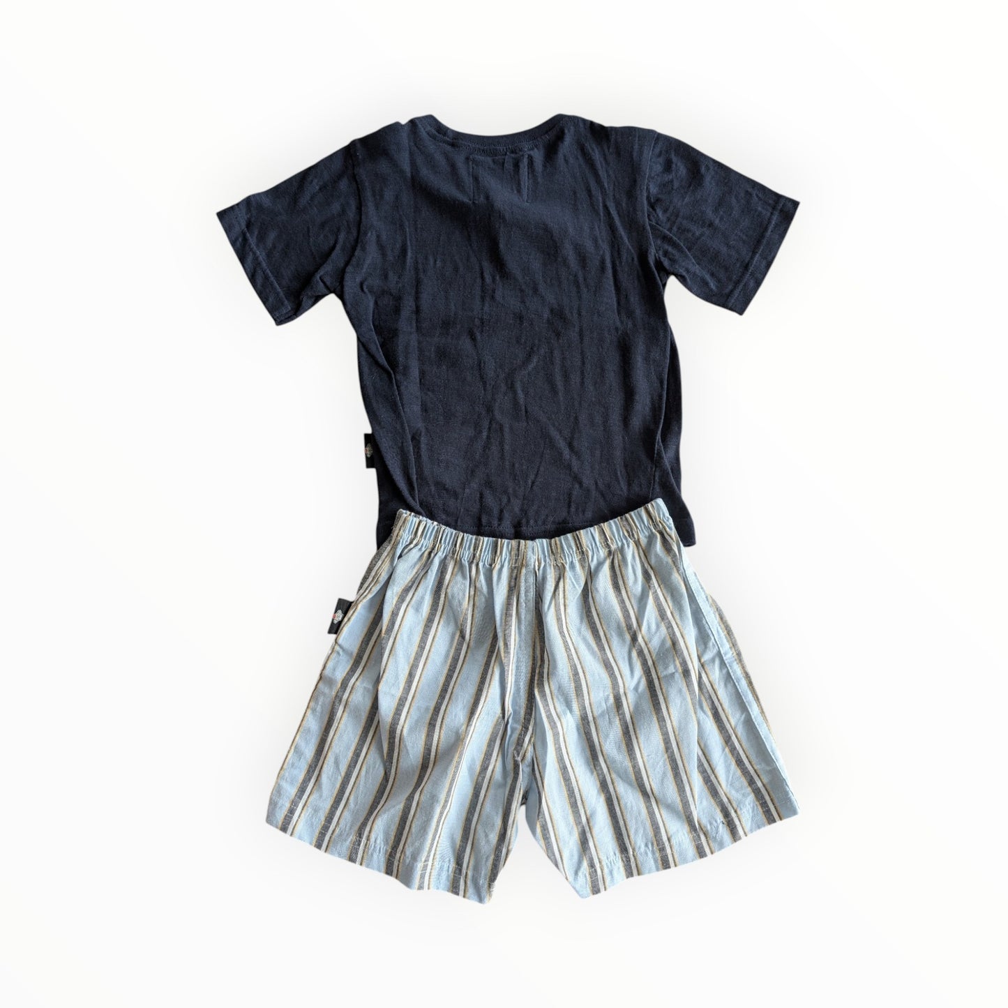 Pierrot Outlet kinder T-shirt en korte broek set. Donkerblauw katoenen T-shirt met wolfprint en gestreepte short met elastische tailleband.