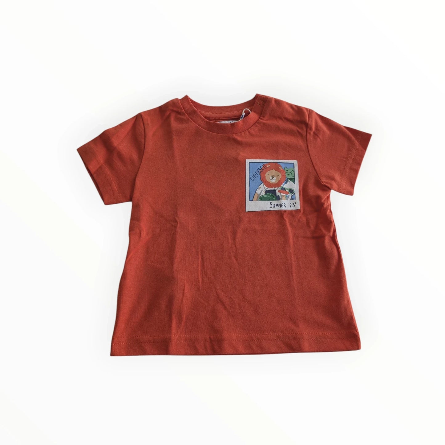 Pierrot Outlet oranje katoenen T-shirt voor kinderen met leeuwenprint en "Cheesy" tekst. Zomer '23.