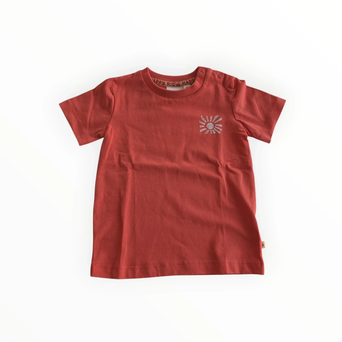 Pierrot Outlet roestbruin katoenen T-shirt met korte mouwen, ronde hals en zonprint op de borst. Knoopjes op de schouder.