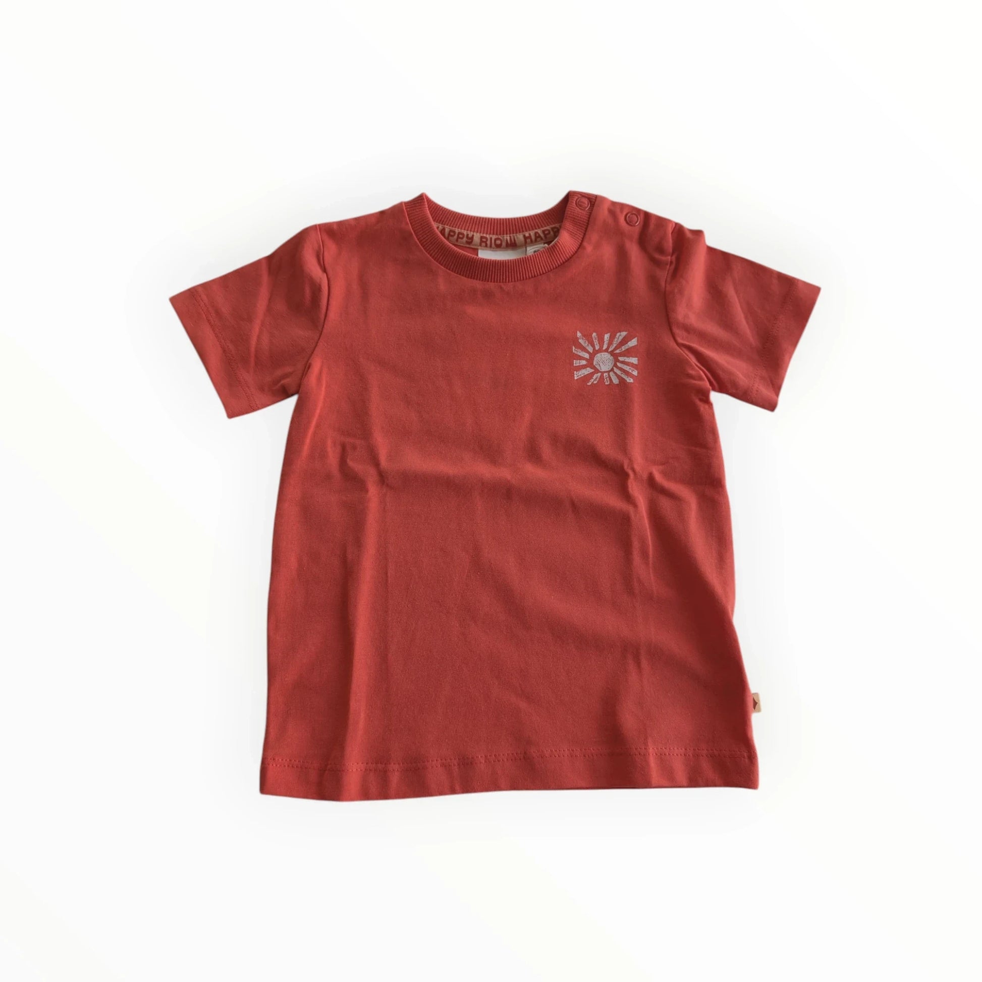 Pierrot Outlet roestbruin katoenen T-shirt met korte mouwen, ronde hals en zonprint op de borst. Knoopjes op de schouder.