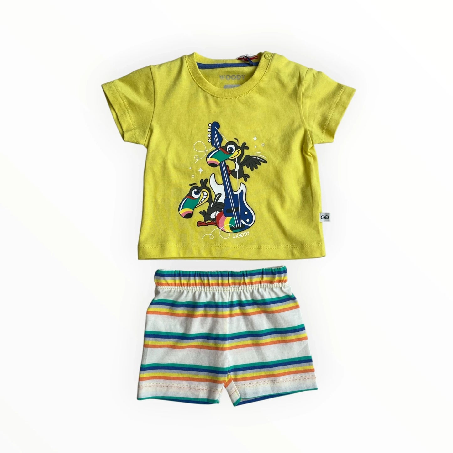 Pierrot Outlet kinder T-shirt en korte broek set met toucan print. Felgeel katoenen T-shirt met twee toekans die een gitaar vasthouden. Gestreepte short met elastische tailleband.