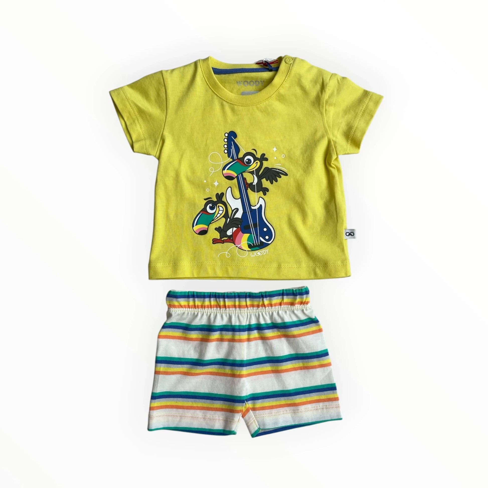 Pierrot Outlet kinder T-shirt en korte broek set met toucan print. Felgeel katoenen T-shirt met twee toekans die een gitaar vasthouden. Gestreepte short met elastische tailleband.