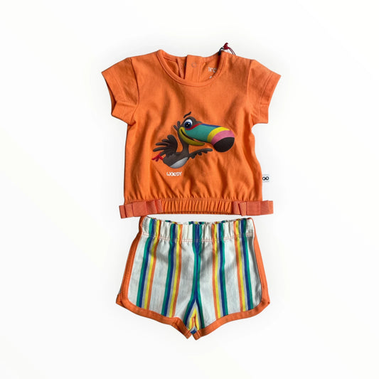 Pierrot Outlet oranje kinder T-shirt met tukanprint en gestreepte short. Gemaakt van zachte stof.