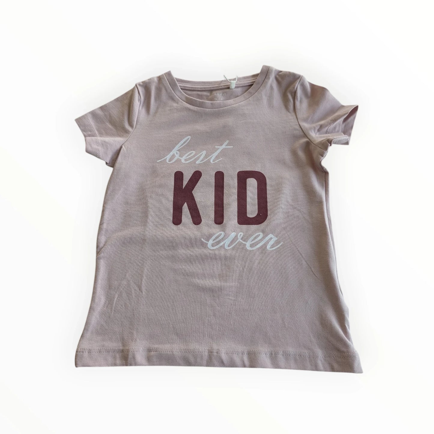 Pierrot Outlet lichtpaarse katoenen T-shirt met korte mouwen en de tekst "best KID ever" op de voorkant.