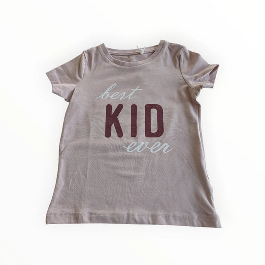 Pierrot Outlet lichtpaarse katoenen T-shirt met korte mouwen en de tekst "best KID ever" op de voorkant.