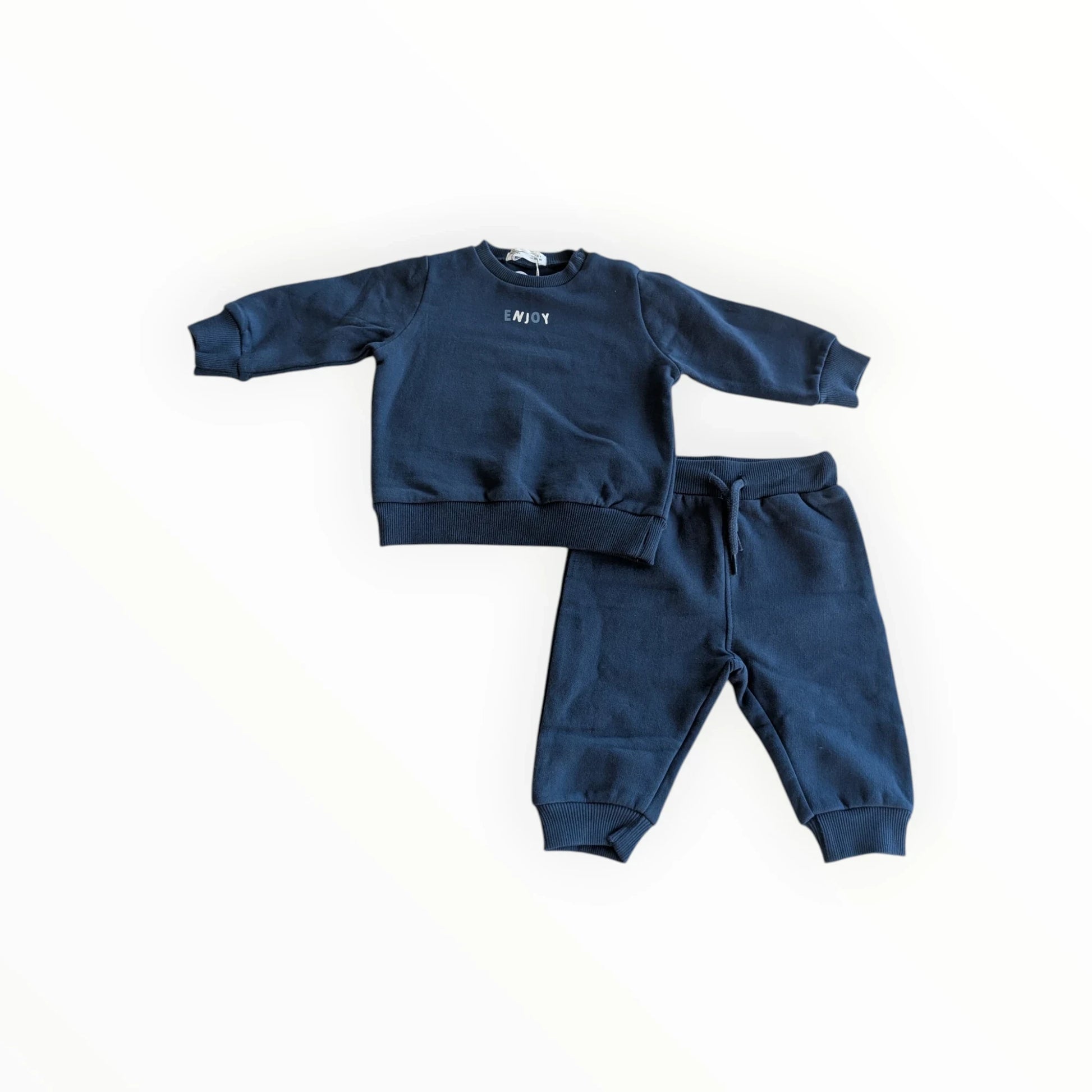 Pierrot Outlet donkerblauw katoenen trainingspak voor kinderen met "ENJOY THE RIDE" print op de sweater.