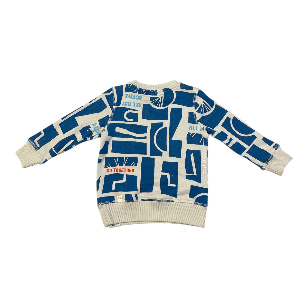 Pierrot Outlet kinder sweater met abstract blauw-wit patroon en tekst. Gemaakt van katoen met beige boorden.
