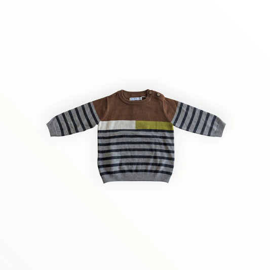 Pierrot Outlet gestreepte gebreide kinder trui met lange mouwen in bruin, grijs en groen. Met knoopsluiting op de schouder.