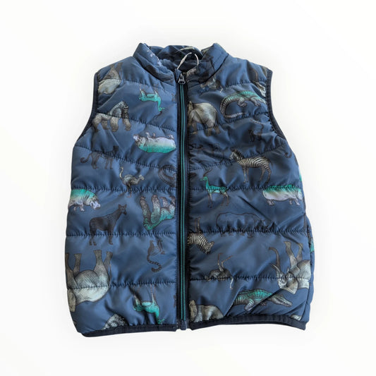 Pierrot Outlet blauw gewatteerd kindervest met dierenprint, opstaande kraag en ritssluiting.