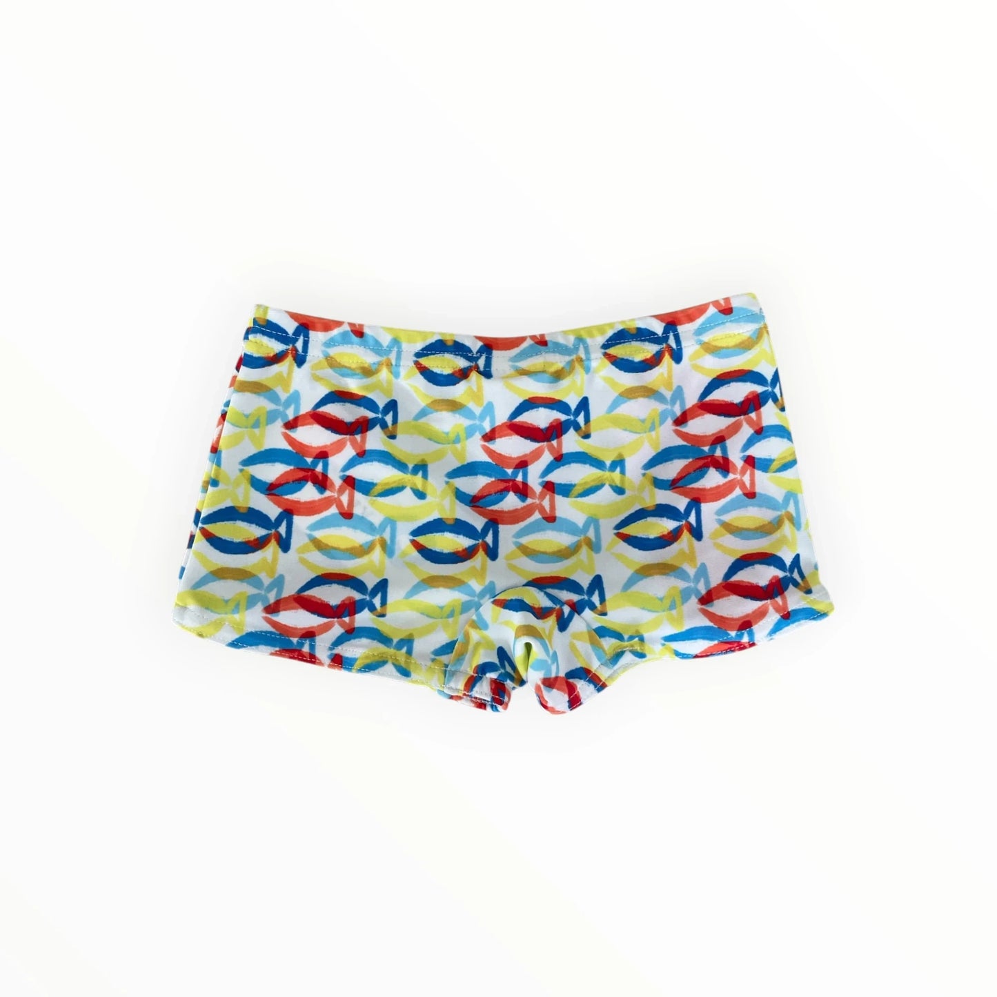 Pierrot Outlet zwembroek voor kinderen met kleurrijk vissenpatroon in rood, blauw en geel, sneldrogend en comfortabel.