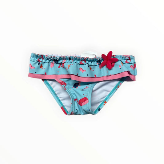 Pierrot Outlet lichtblauw bikinibroekje voor kinderen met zeedierenprint, roze ruches en rood zeester-detail.