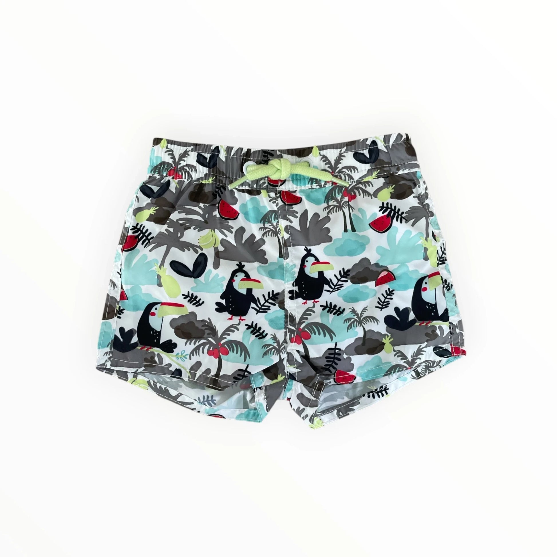 Pierrot Outlet zwemshort voor kinderen met tropische print van toekans en palmbomen en lichtgroen trekkoord.
