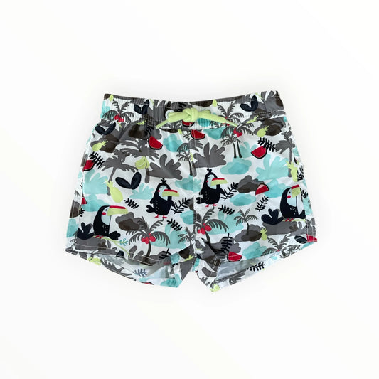 Pierrot Outlet zwemshort voor kinderen met tropische print van toekans en palmbomen en lichtgroen trekkoord.
