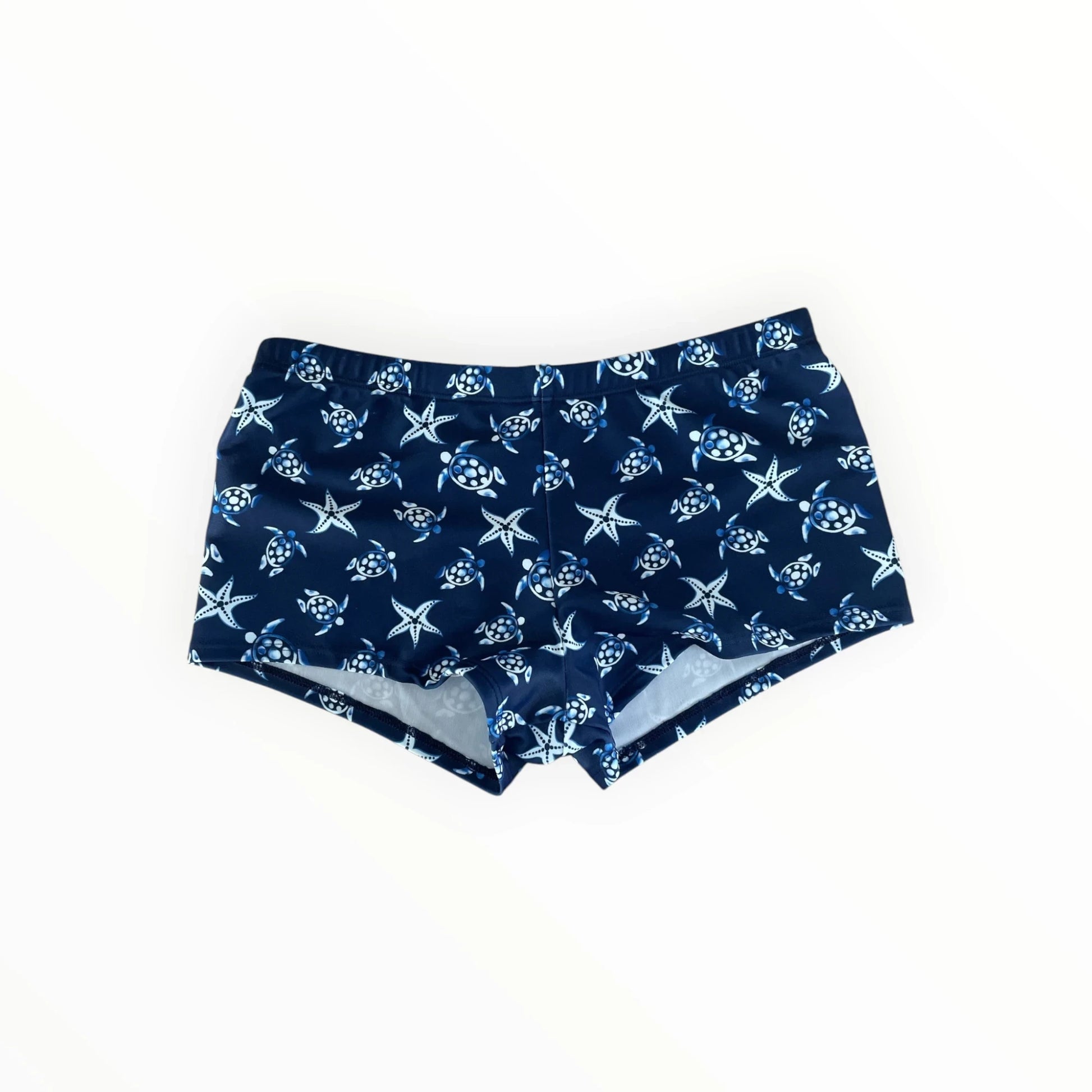 Pierrot Outlet donkerblauwe zwemshort voor kinderen met een vrolijk patroon van zeesterren en schildpadden.