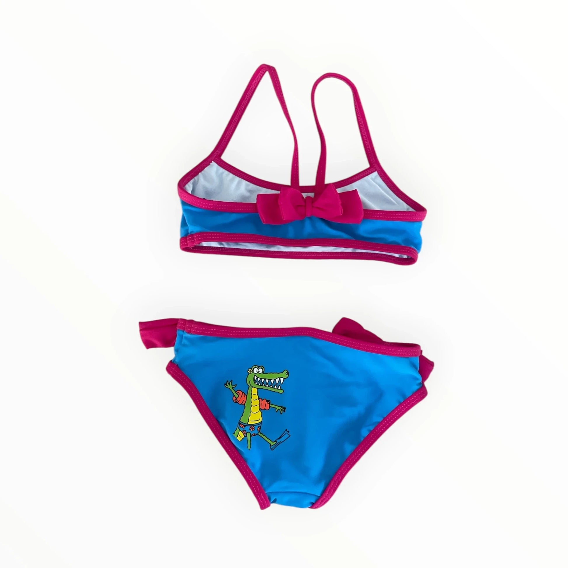 Pierrot Outlet blauwe kinderbikini met roze accenten, strikjes en een vrolijke krokodillenprint op het broekje.