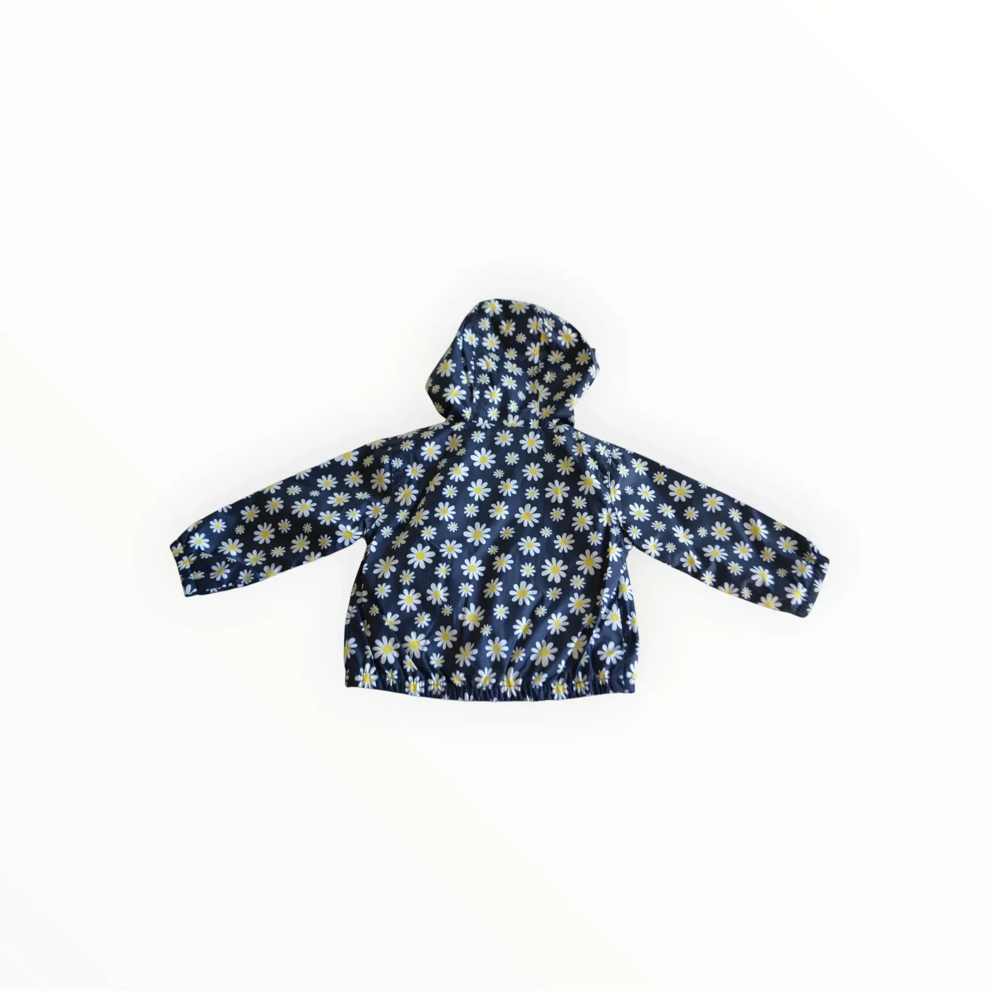 Pierrot Outlet kinderjack met bloemenprint, donkerblauw met witte madeliefjes en gele accenten, capuchon, waterafstotend.