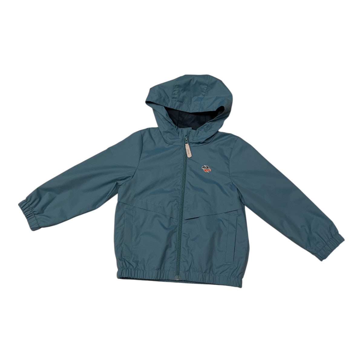 Pierrot Outlet kinderjack met capuchon in blauwgroene kleur, waterafstotend materiaal, elastische manchetten en zoom.