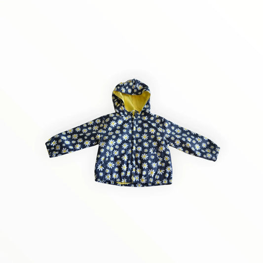 Pierrot Outlet kinderjack met bloemenprint, donkerblauw met witte madeliefjes en gele accenten, met capuchon.