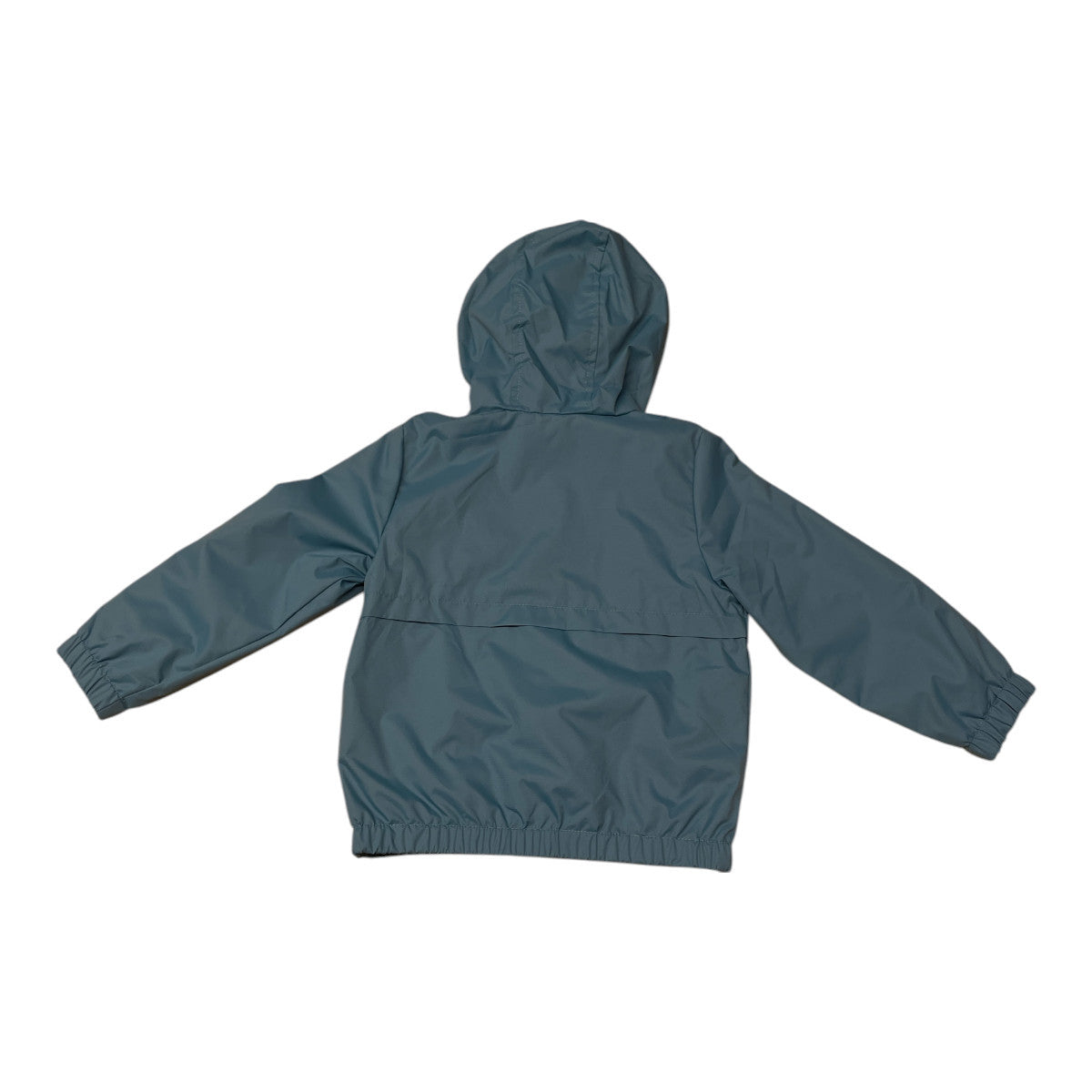 Pierrot Outlet kinderjack met capuchon, lichtgewicht en waterafstotend, blauwgroen, elastische manchetten en zoom.