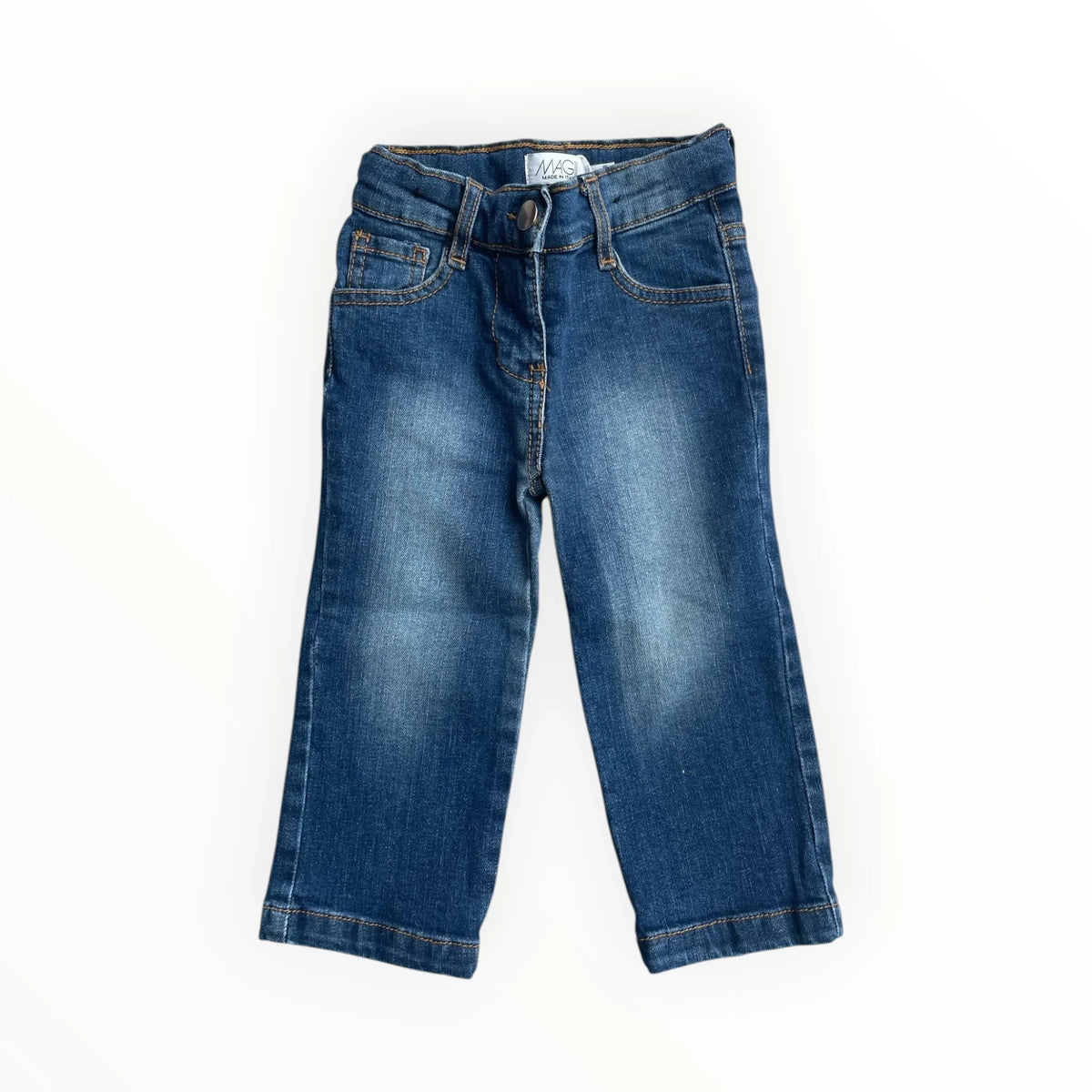 Pierrot Outlet comfortabele kinderjeans in mediumblauwe denim met klassieke knoopsluiting en functionele zakken.