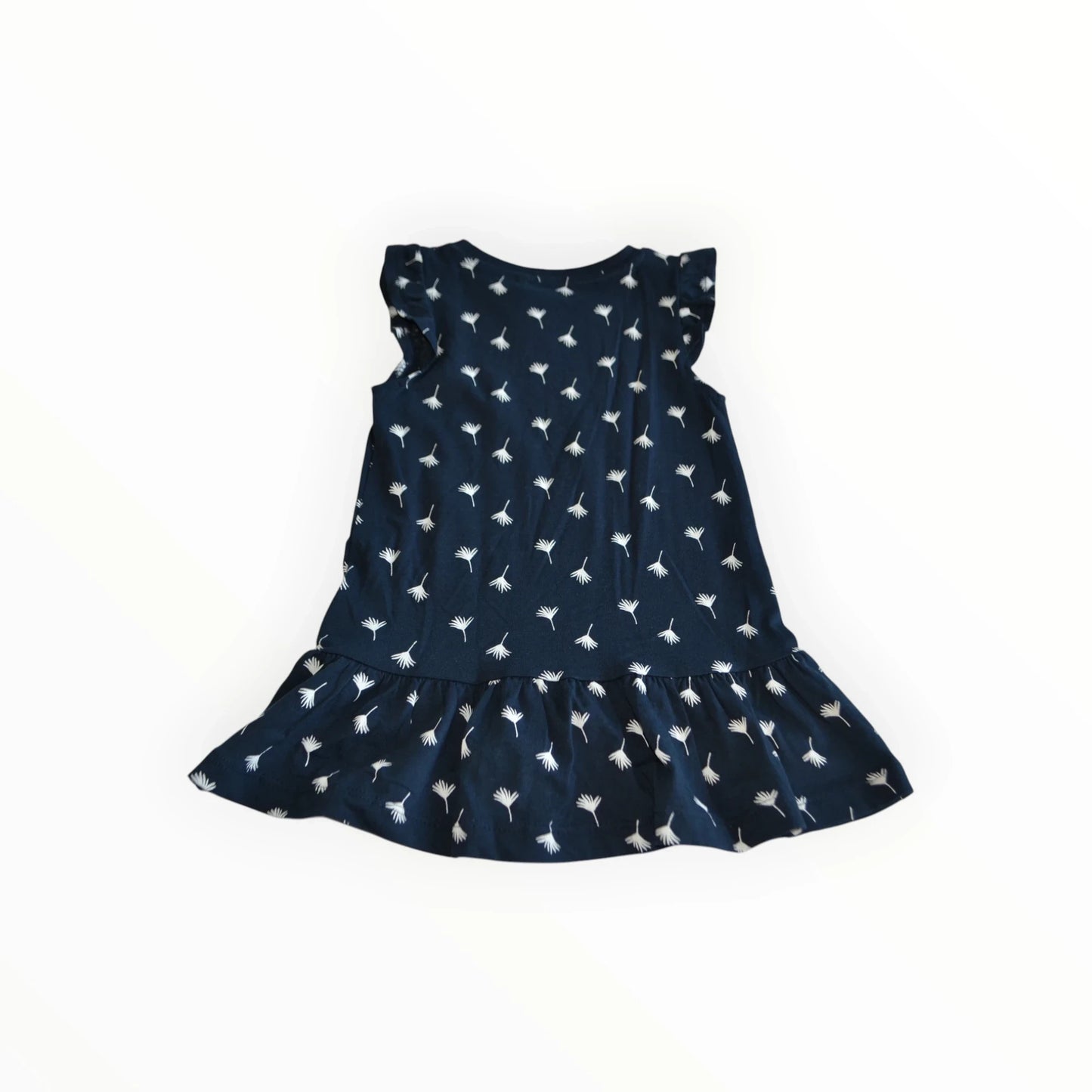 Pierrot Outlet donkerblauwe katoenen kinderjurk met witte paardenbloemenprint, ruches aan de mouwen en uitlopende rok.