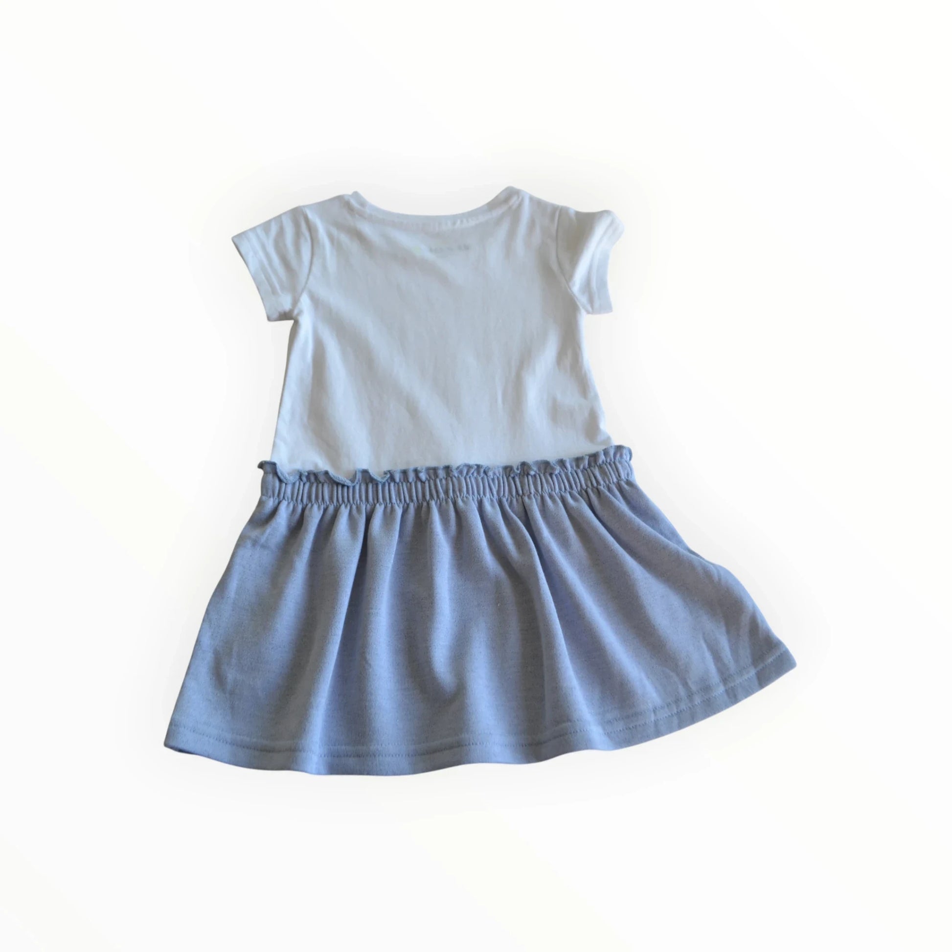 Pierrot Outlet lichtblauwe katoenen kinderjurk met hartprint en donkerblauwe rok met ruches en tailleband.
