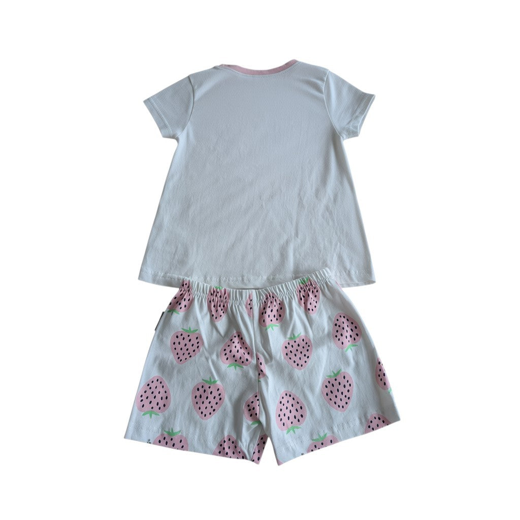 Pierrot Outlet wit katoenen pyjamaset met korte mouwen en short, bedrukt met aardbeien en een schaapje.