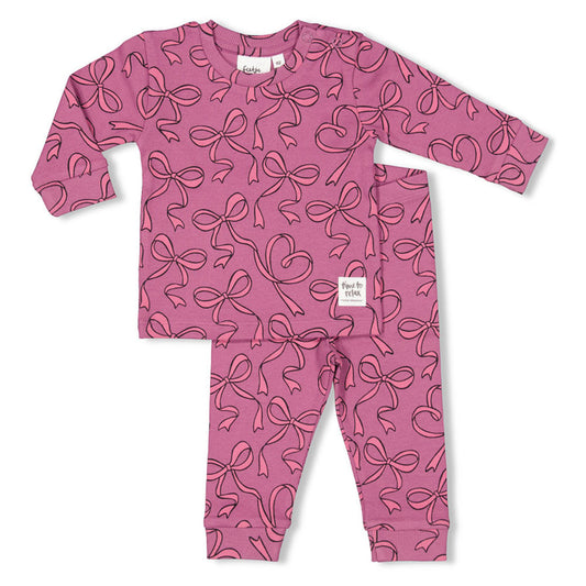 Pierrot Outlet roze katoenen pyjamaset met strikjesprint, lange mouwen en elastische tailleband.