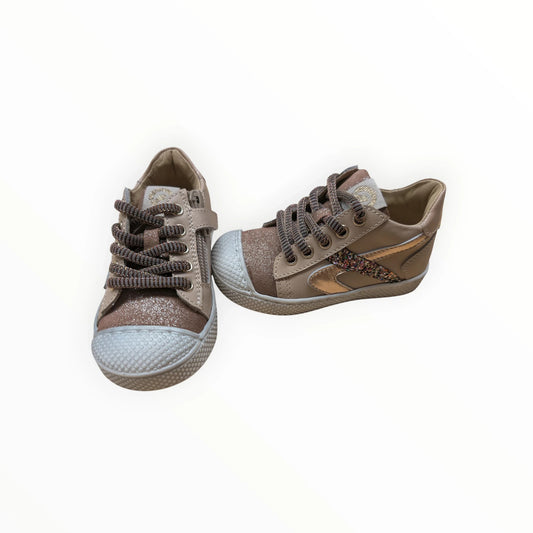 Pierrot Outlet beige kindersneakers met veters, rits en glinsterende accenten. Leer en textiel.