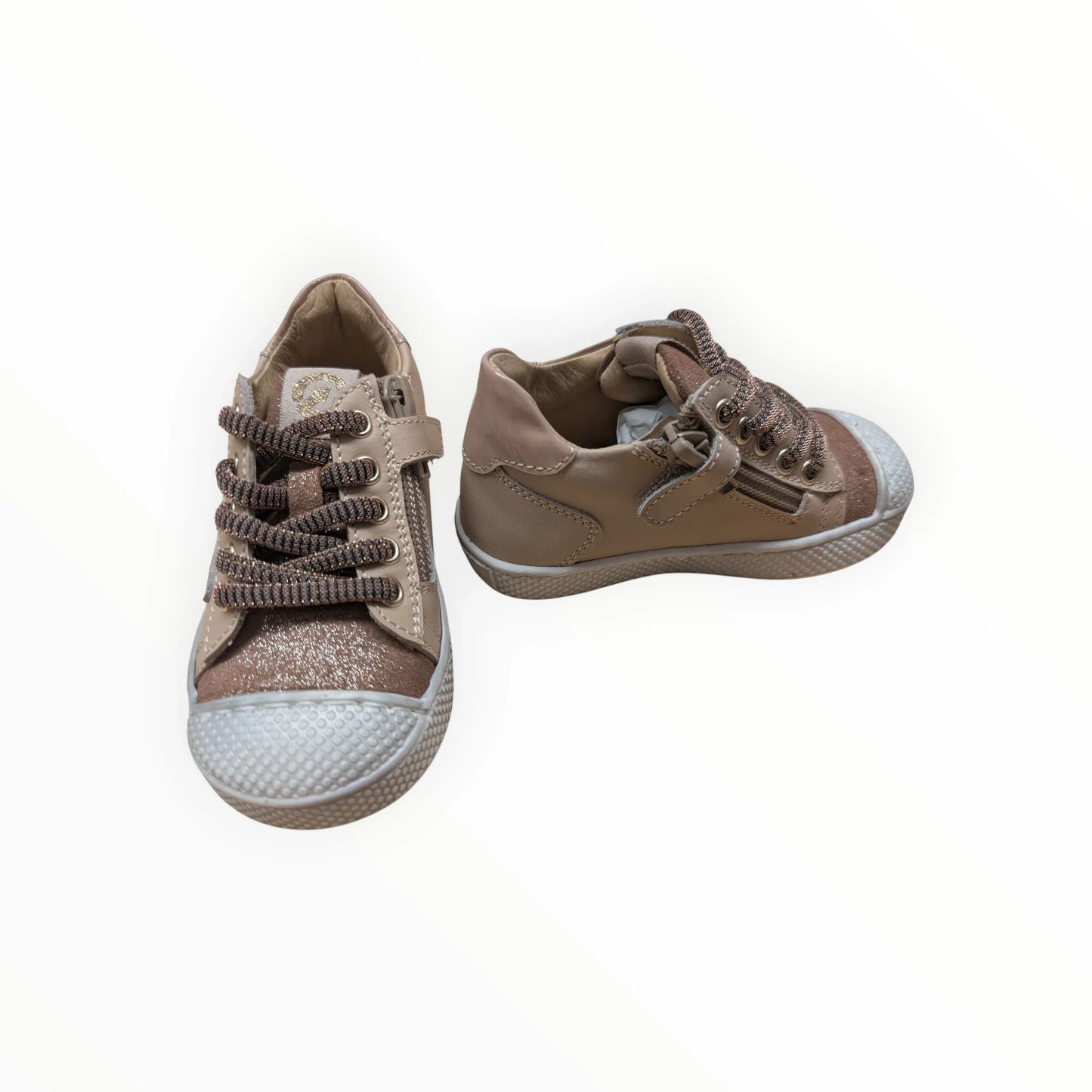 Pierrot Outlet beige kindersneakers met veters, rits en glitter accenten. Leer en textiel.