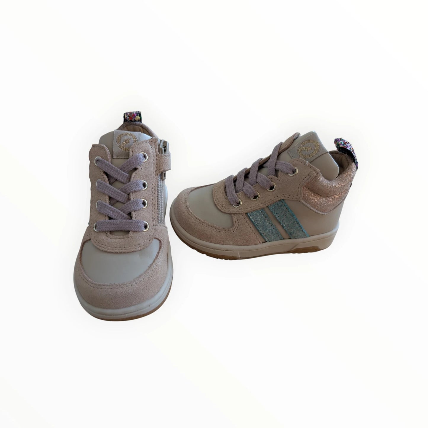 Pierrot Outlet beige suède en leren kindersneakers met glitterrand, vetersluiting en ritssluiting.